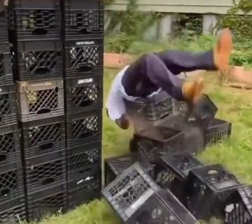 Nuevo reto viral de caminar sobre cajones de plástico