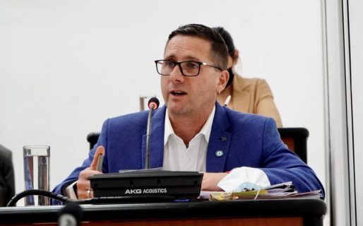 Multarán a los conductores que usen “manos libres” o auriculares