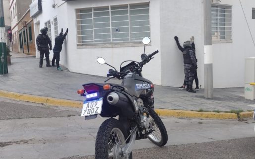 Dos menores se robaron una puerta y ventanas de una obra en construcción