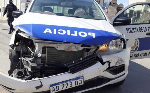 Un policía resultó herido tras el choque de un patrullero contra una camioneta