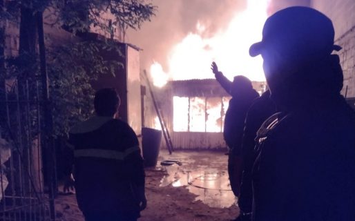 Se incendió una casa mientras la dueña dormía y las pérdidas fueron totales