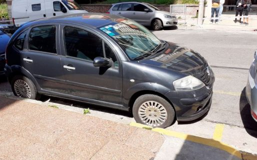Se viralizó el video de un hombre que atacó a tiros a un auto porque tapaba el ingreso a un garaje