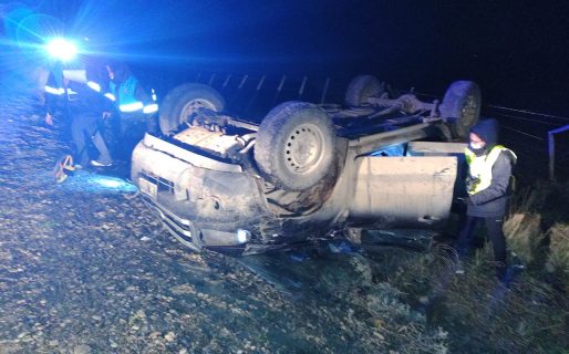 Hubo 5 heridos tras el vuelco de una camioneta con trabajadores y un menor