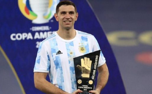 “Dibu” Martínez fue nominado a mejor arquero del mundo por la revista France Football