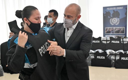 Con una inversión superior a 19 millones de pesos, Provincia entregó chalecos balísticos a la Policía del Chubut