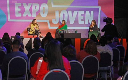 Insólito: en un acto en La Matanza, un joven se subió al escenario y trató de «chorros» a los políticos