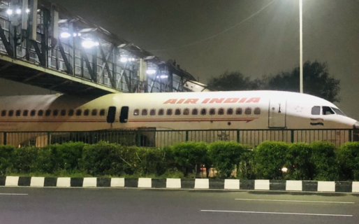 Insólito: un avión quedó trabado en un puente