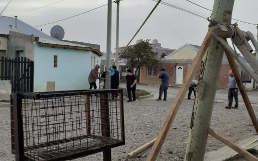 Los vecinos se unieron para evitar que un poste caiga sobre una casa