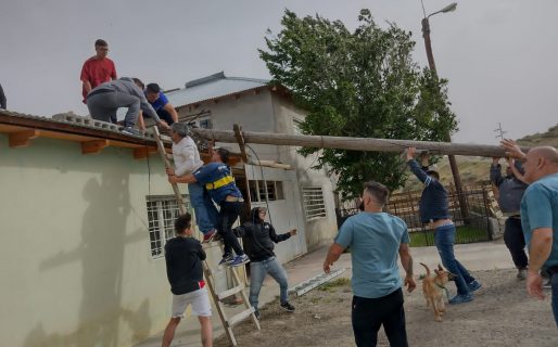 Vieron que a una vecina se le volaba el techo y no dudaron en ayudar
