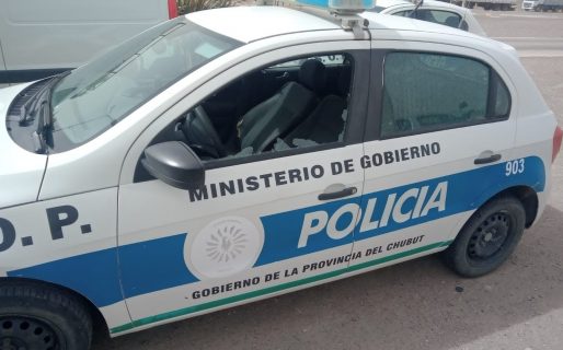 El viento reventó el vidrio de un patrullero y dos agentes terminaron en el hospital