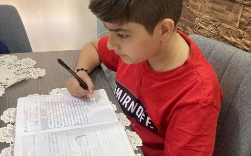 Un nene es viral en las redes por sus espectaculares apuntes, todos quieren copiar sus letras y dibujos