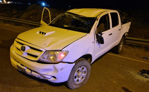 Volcó por estar borracho y después le pegó a un policía