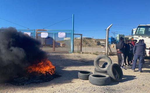 Trabajadores fileteros reclaman porque no les pagan hace 3 meses