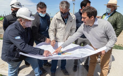 El intendente recorrió la obra de la plaza de barrio Roque González