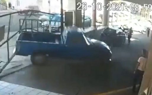 La extrema reacción de un conductor al que le llevaron la camioneta por mal estacionamiento
