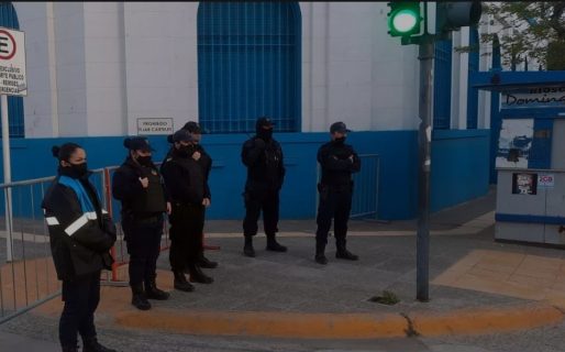 Un festejo tranquilo se vio alterado por tres sujetos que, borrachos, arrojaban botellas