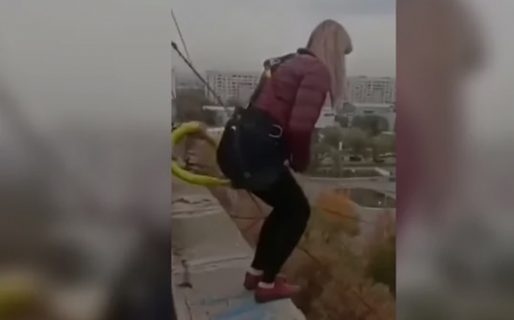 Hizo bungee jumping sin cuerda de seguridad y murió estrellada