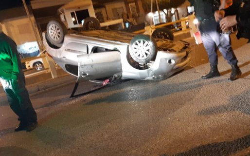 Accidente: volcó un auto en Avenida Roca