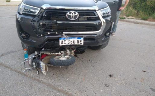 Un joven que conducía una Toyota Hilux atropelló a un motociclista