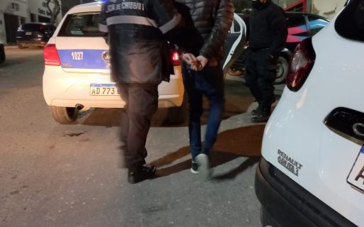 Una persona fue detenida por discutir y agredir a un remisero