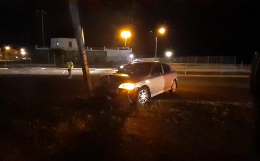 Manejaba alcoholizado y chocó contra una palma