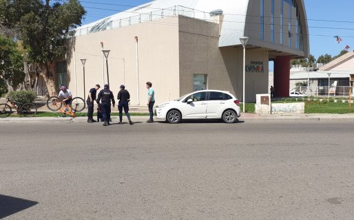 Un ciclista impactó contra un vehículo