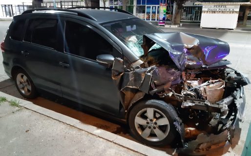 Trelew: Un dirigente radical, chocó dos autos estacionados cuando manejaba en presunto estado de ebriedad