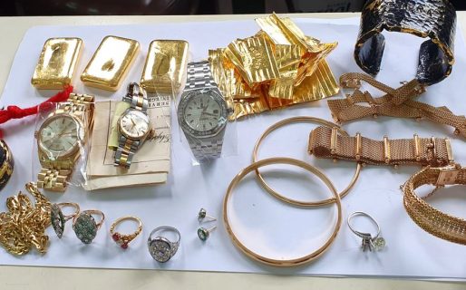 Descubrieron a una azafata con oro, relojes y joyas en su valija en el Aeropuerto de Ezeiza