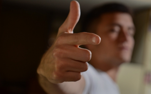 En menos de un minuto robó $15.000 pesos de una aseguradora simulando tener un arma