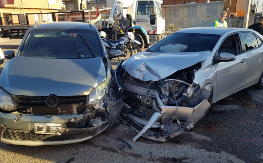 Una mujer y su hija heridas tras un fuerte choque frontal