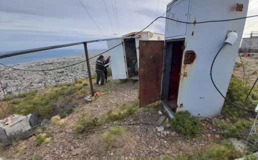 Robaron cables de la antena de una radio local