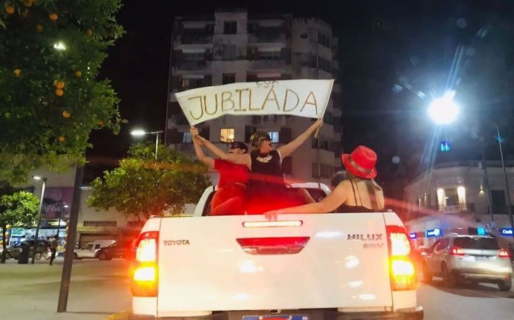 Una docente se jubiló, salió a festejar en caravana y se hizo viral