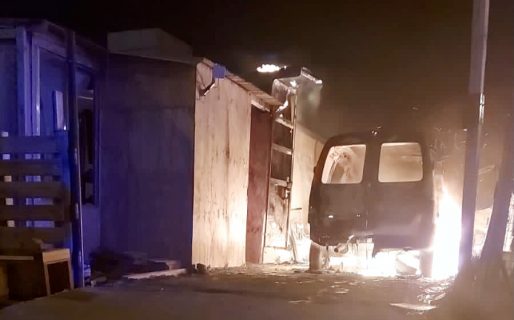 Incendiaron un auto y apuñalaron a un juez en Sarmiento