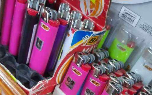 Una mujer se enojó porque los hombres “no llevan encendedor si es rosa” y le llovieron los comentarios