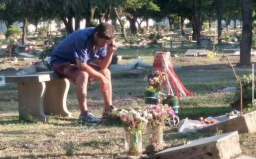 Escuchó el partido del club de sus amores en la tumba de su hijo