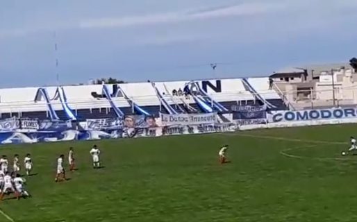 El increíble gol de media cancha en la Reserva del clásico comodorense