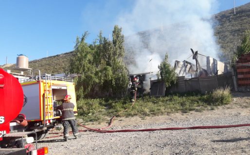Bomberos trabajaron en un incendio en barrio San Martín