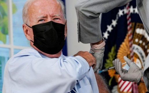 Xi Jinping incrustado entre Joe Biden y la reina Isabel