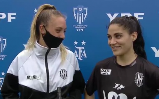 La historia de amor entre dos jugadoras futbolistas que se casaron: “Es un paso muy importante para nosotras”