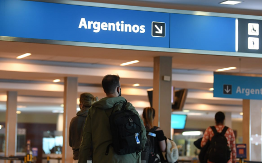 ¿Cuántos argentinos se fueron del país durante los meses más duros de la pandemia?