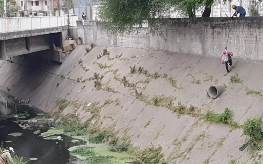 Oyeron gritos debajo de un puente y fueron a ayudar: se encontraron con una orgía