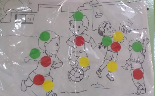 El “semáforo de caricias” realizado para concientizar sobre  el contacto físico a corta edad