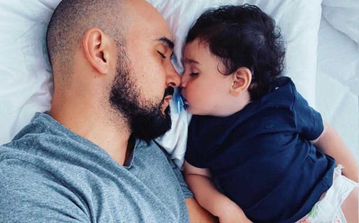 La tiernísima foto de Abel Pintos con su hijo: “Dame siesta así o no me des nada»