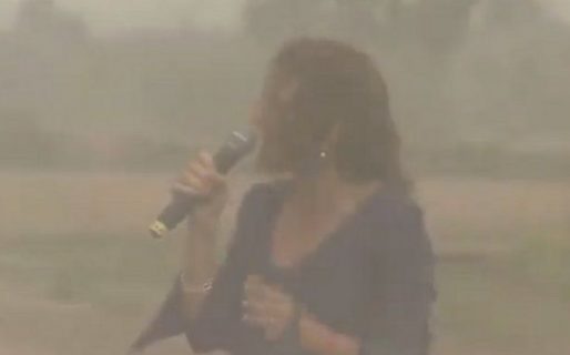 Tolosa Paz sufrió fuertes ráfagas de viento durante su discurso en un acto en Ezeiza