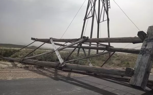 El viento derribó una histórica torre petrolera de Astra