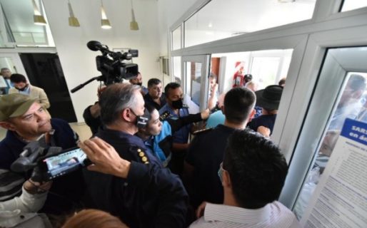 Tensión en Rawson: Policías quisieron ingresar a la Jefatura por reclamos salariales