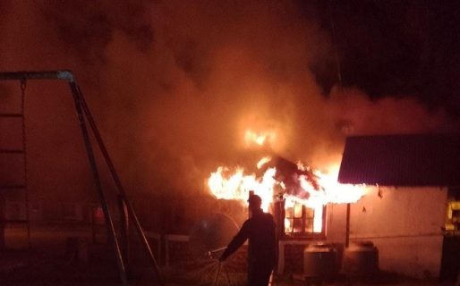 Río Pico: Un incendio destruyó por completo la Oficina de Turismo