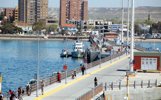 En Madryn multarán con 83 mil pesos a quienes se tiren al mar desde el muelle