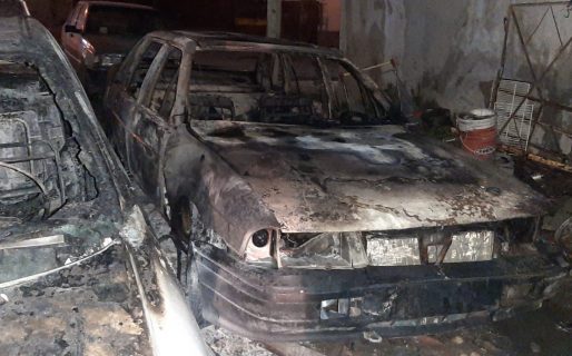 Incendiaron dos autos afuera de una casa en barrio San Cayetano