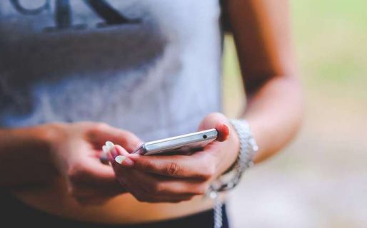 Le escribió al celular de su marido difunto y «le clavó el visto»